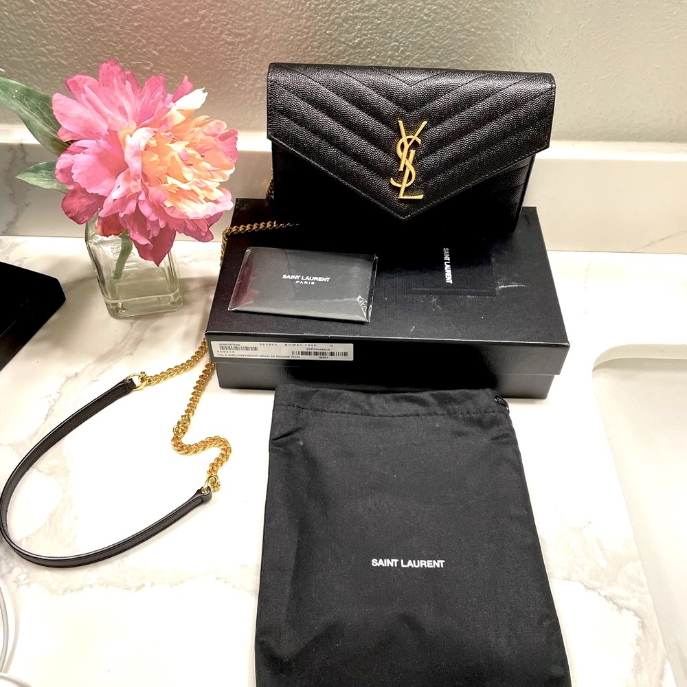 ENVELOPE CHAIN WALLET IN GRAIN DE POUDRE EMBOSSED LEATHER